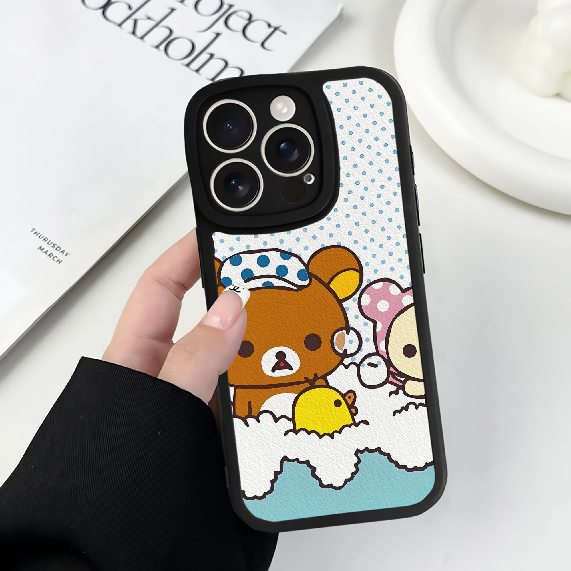 （画像用） リラックマ リラックマ キイロイトリ Rilakkuma Korilakkuma Kiiroitori 【iPhone 16シリーズ対応】シリコンスマホケース（レザー調） 材質：シリコン